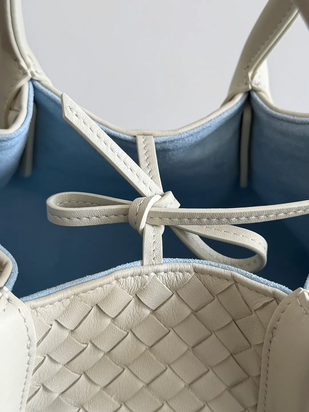 Batch 1660 BOTTEGA VENETA 2025 new product pinacoteca has super soft leather, and the weaving function, practicality and relaxed fashion sense have not fallen behind❤️‍🔥Amway has given sisters a must-have bag when going out. The size of the bag also accurately meets the commuting needs of urban beauties. It can accommodate mobile phones, keys, lipstick, powder, sunscreen, shopping bags...all of it! ! ! 🔥The capacity should not be underestimated~ It does not choose people, clothes, or occasions. With its majestic curved outline, exquisite woven texture, delicate edges and rounded handles, this woven vegetable basket bag truly achieves the goal of "dressing up and being fashionable without getting in the way"~ Are you interested in Jimei? Style number: 819004 Size: 24*15*12cm